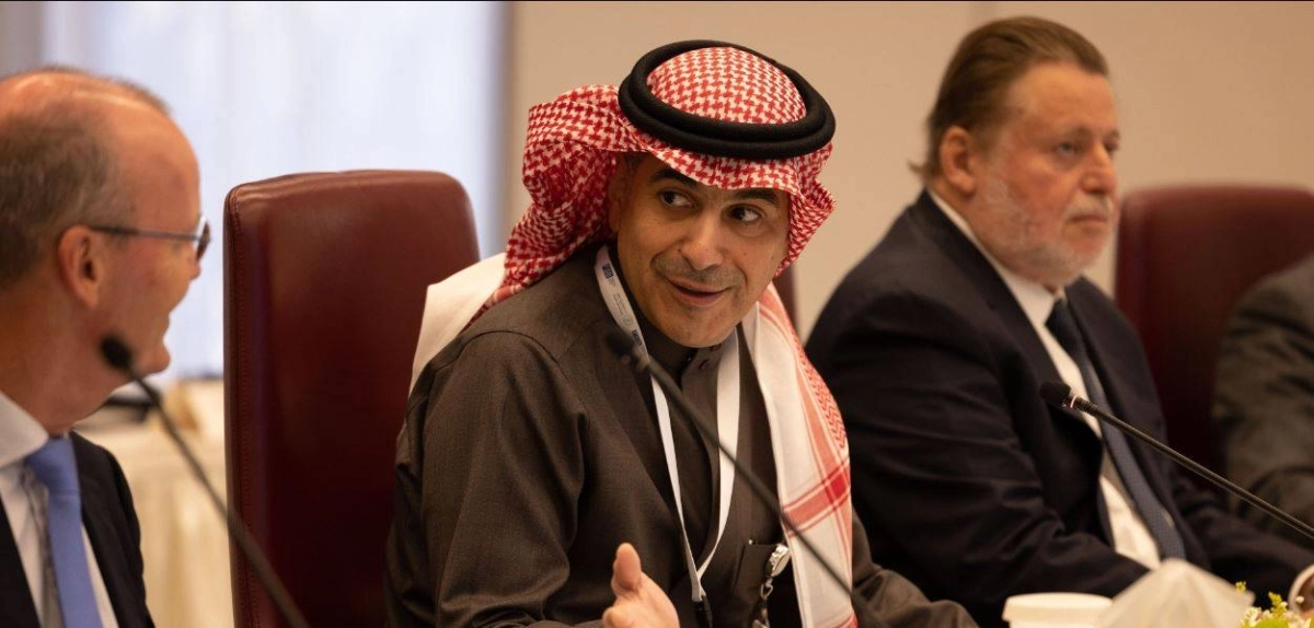 السياري خلال الاجتماع