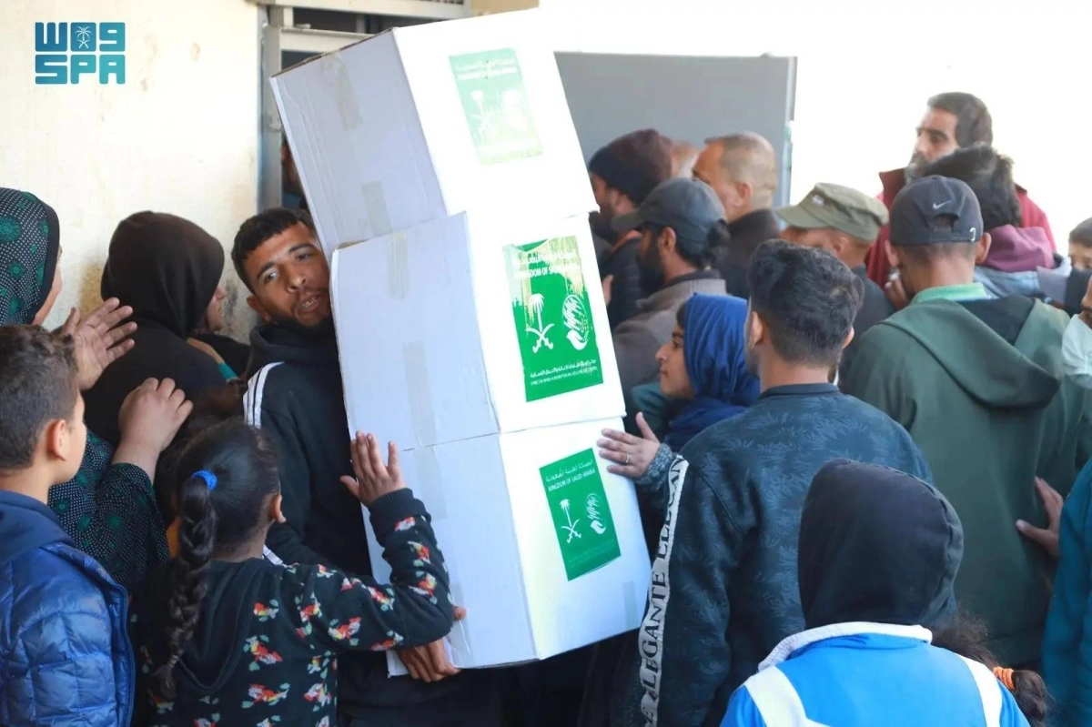 أهل رفح يحصلون على المساعدات السعودية (واس)