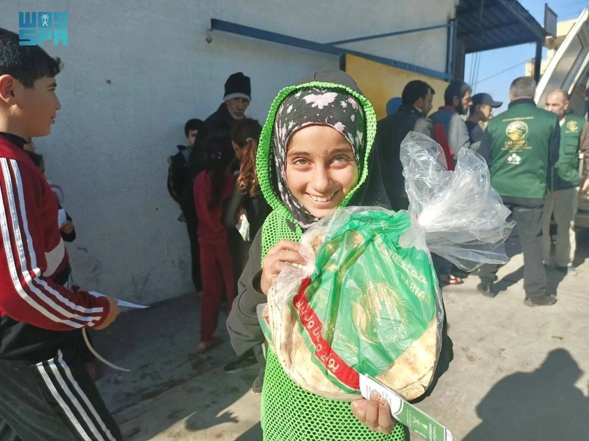 طفلة لبنانية  بعد الحصول على الخبز