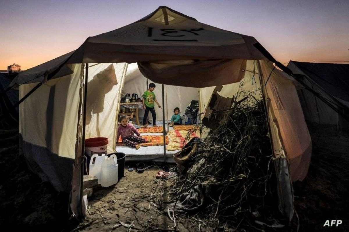 


أطفال فقدوا أهلهم ويعيشون داخل الخيام في رفح                                                                    (مكة) 