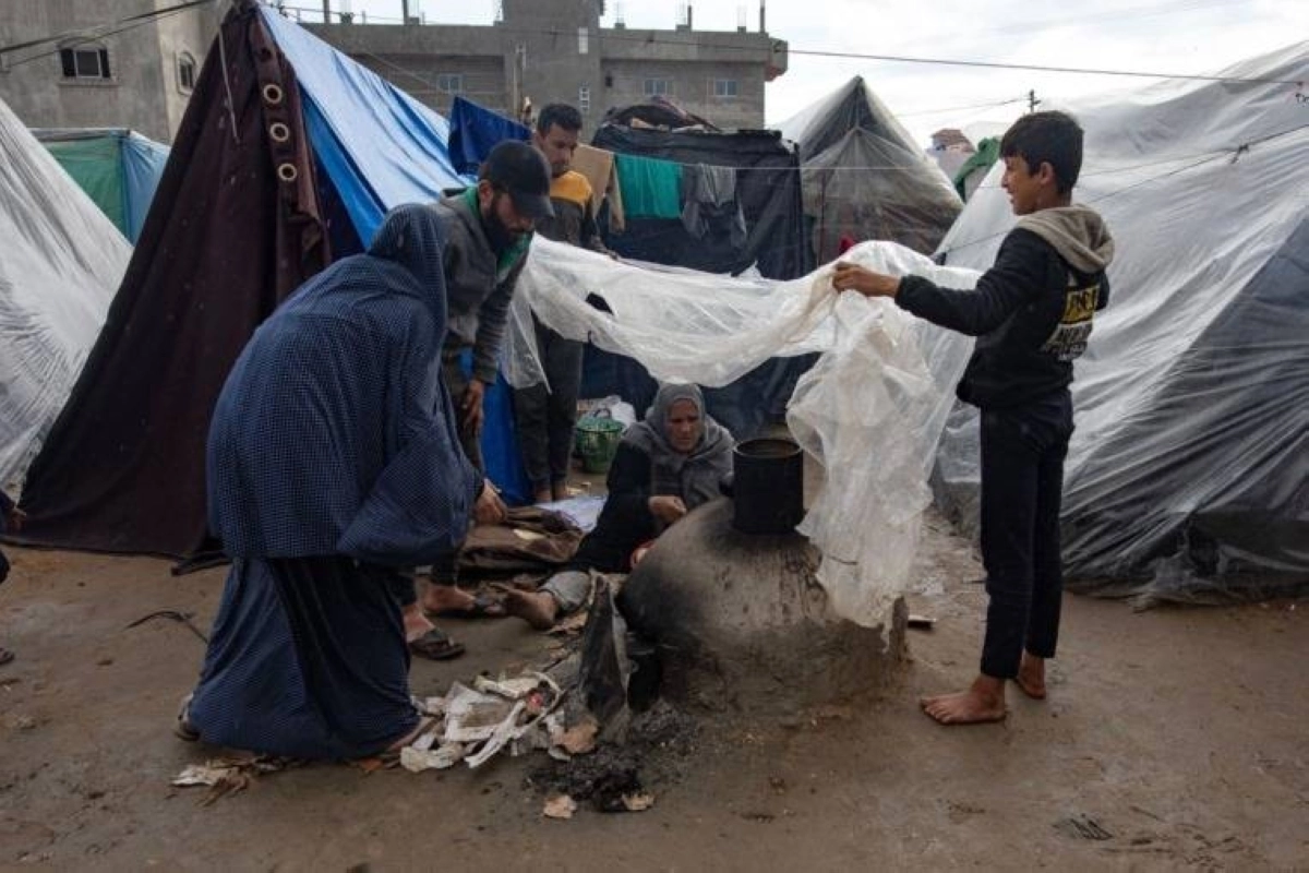 أسرة تعيش داخل خيمة في رفح