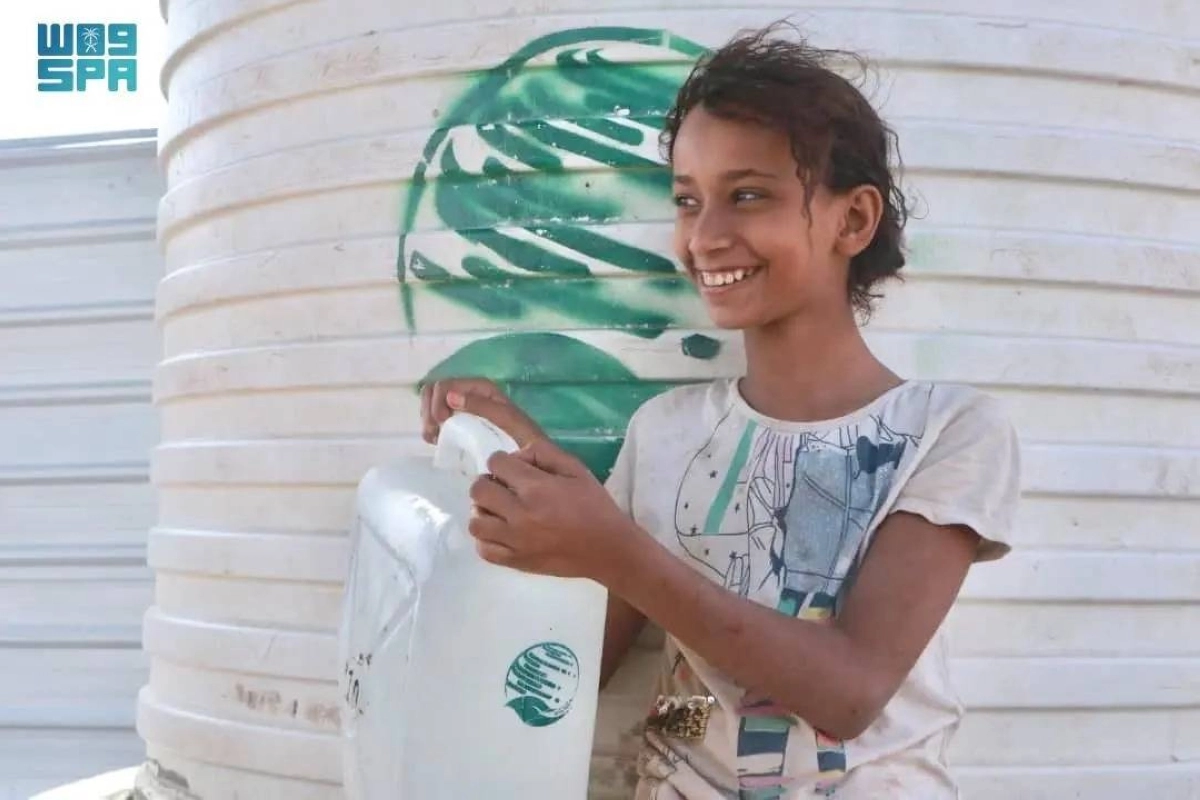 


ابتسامة صافية على وجه طفلة حصلت على المياه بالحديدة               (واس) 