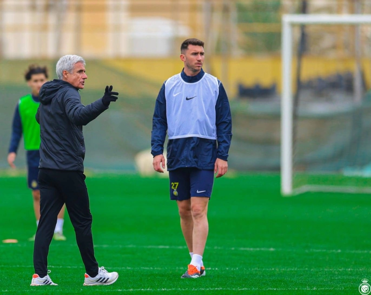 


كاسترو يوجه اللاعبين في تدريبات النصر 