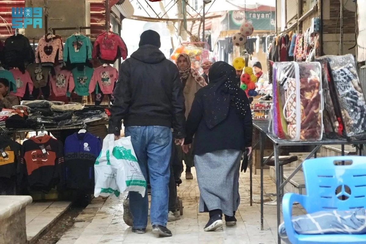 أسرة تشتري احتياجاتها بالقسائم السعودية