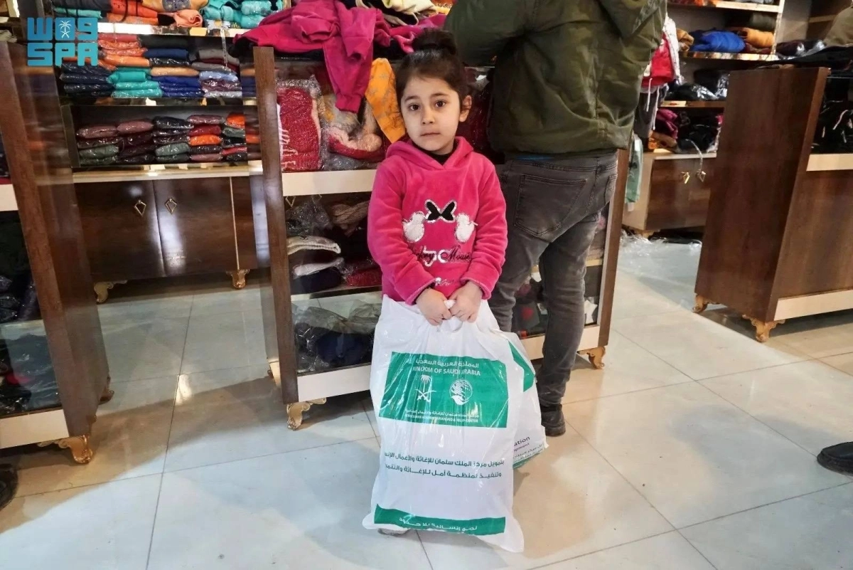 


طفلة سورية استفادت من المبادرة السعودية 

أسرة حصلت على كسوة الشتاء                               (واس) 