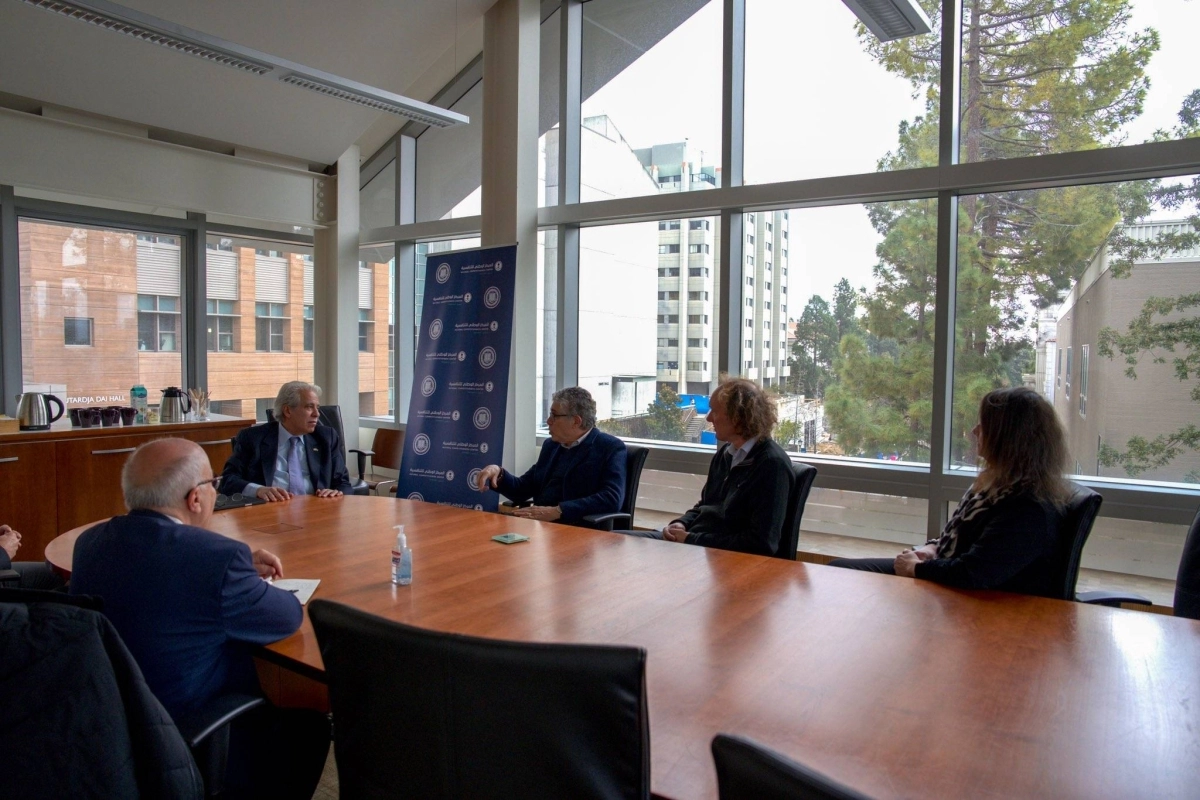 


ماجد القصبي لدى اجتماعه في الجامعة                                                                          (مكة) 