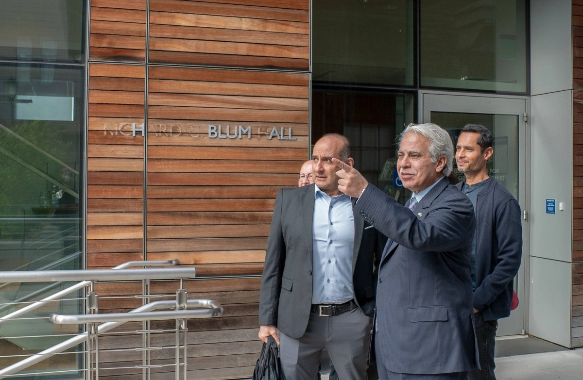 


القصبي خلال جولة بالمركز 