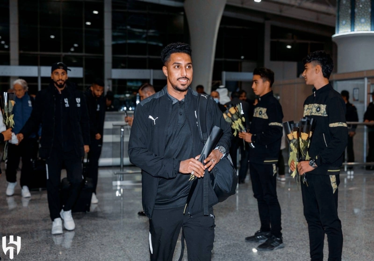 


سالم الدوسري لدى وصول بعثة الهلال إلى طهران 