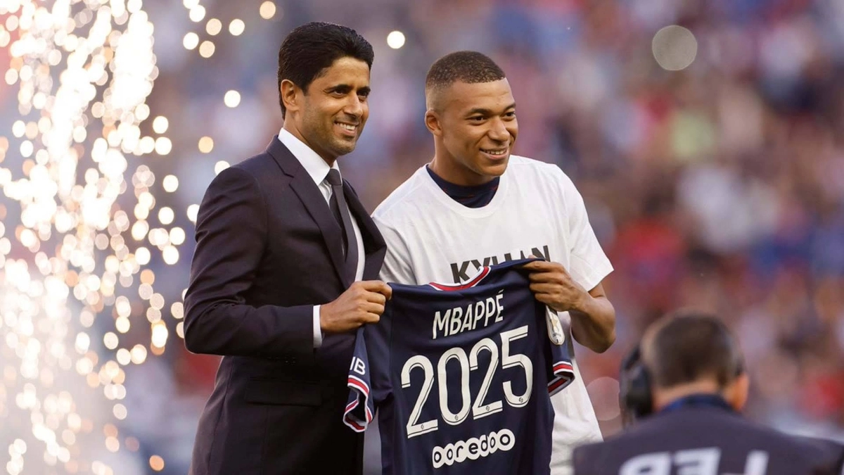 


مبابي مع ناصر الخليفي بعد تجديد العقد 