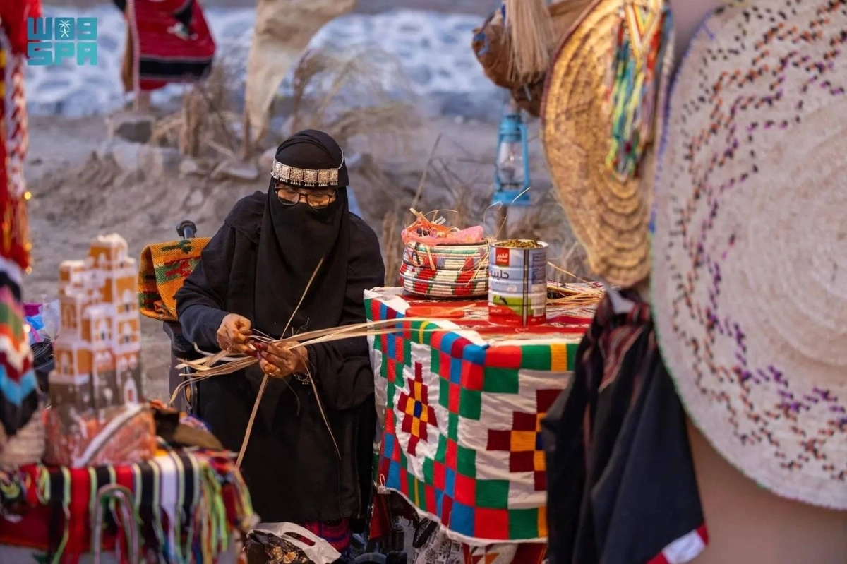 


حرفية تنسج الخوص                                             (مكة)     