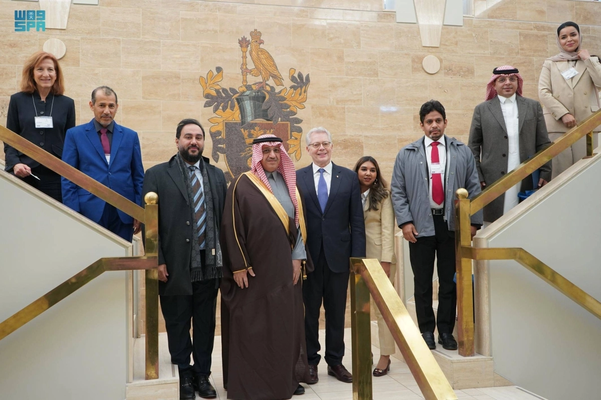 


يوسف البنيان خلال الزيارة                                                       (مكة) 