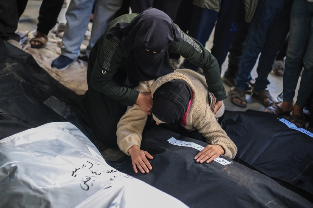 فلسطينيون ينعون شهداء سقطوا في غزة (د ب أ)