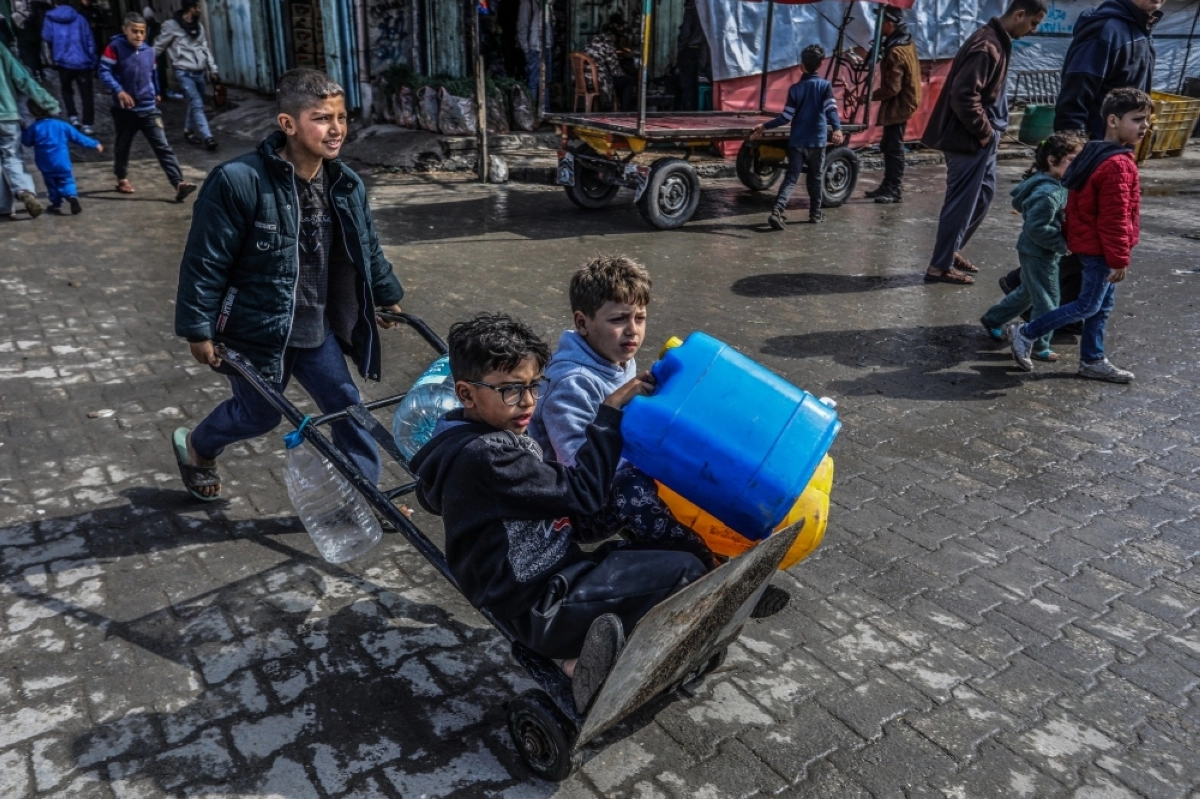 اطفال يبحثون عن توفير المياه