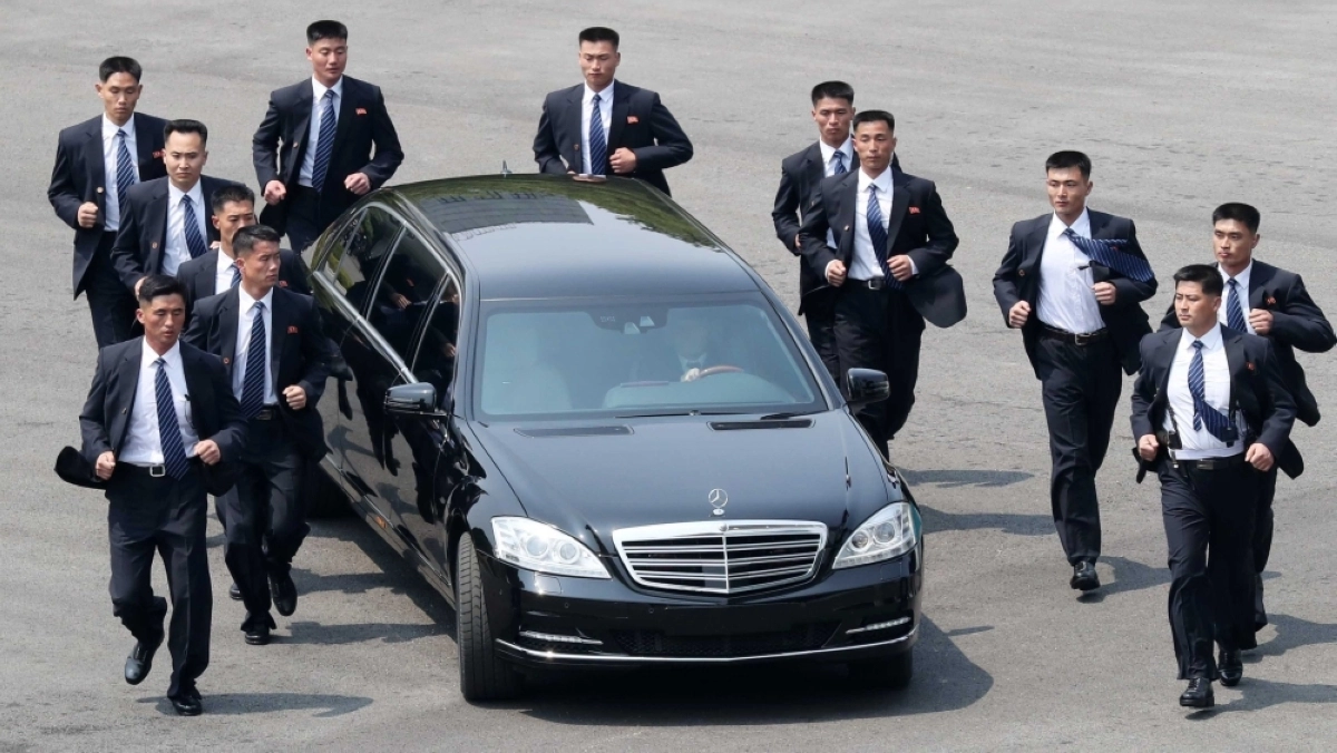 كيم في سيارة مرسيدس محظورة في بلاده (مكة)