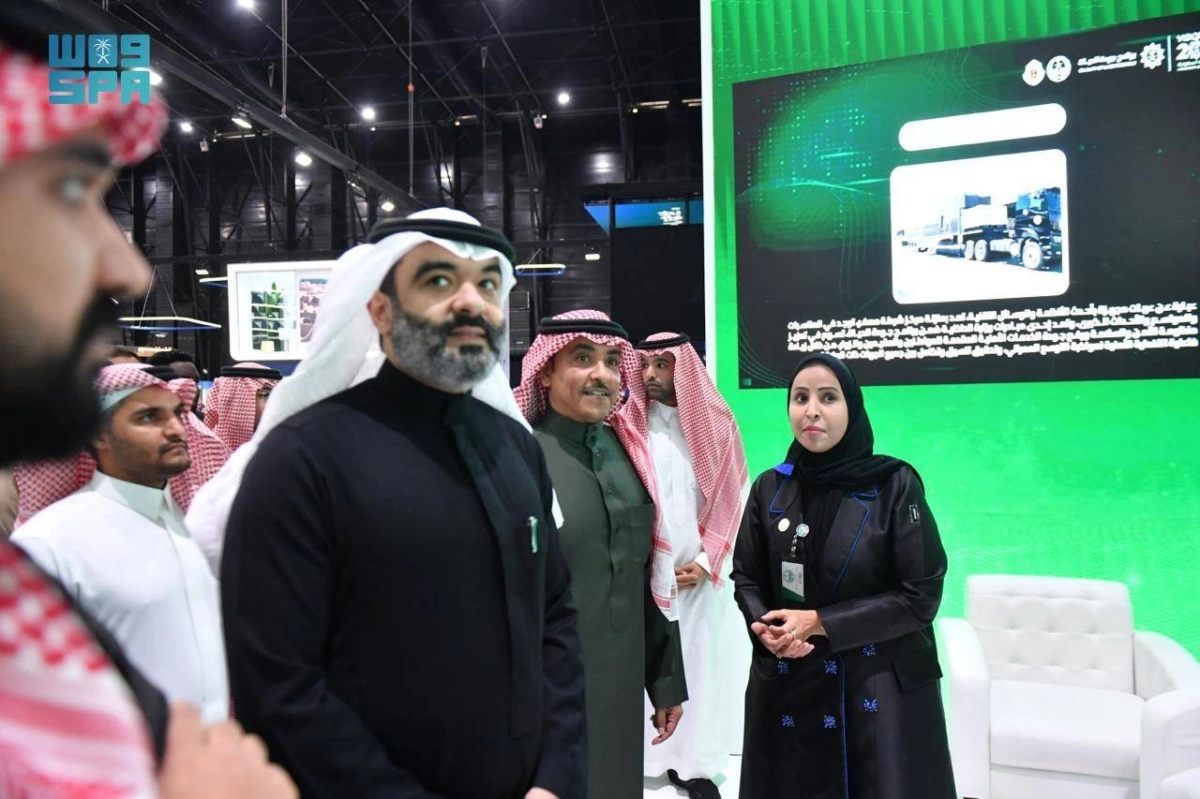 


الدوسري والسواحة خلال الزيارة               (مكة) 