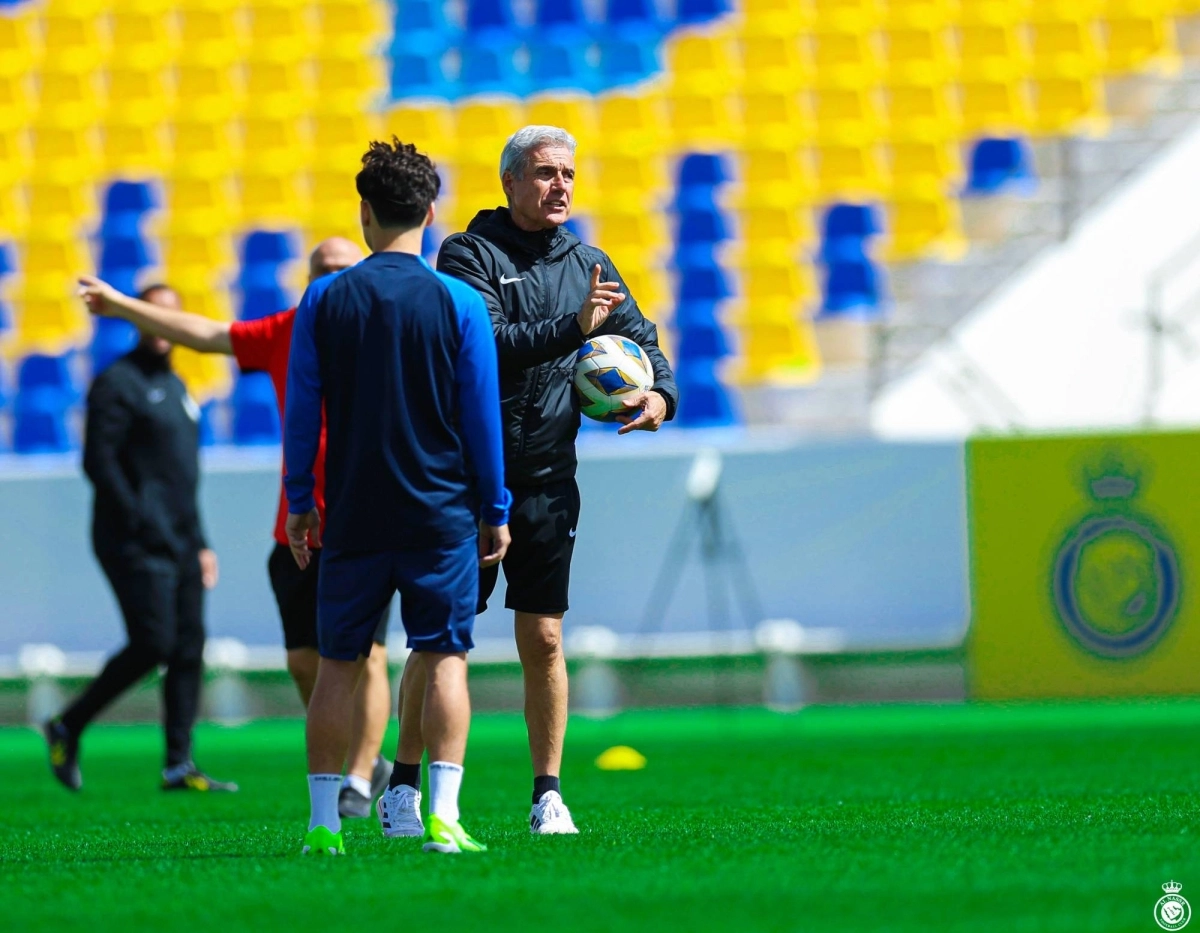 


كاسترو يوجه اللاعبين خلال المناورة 