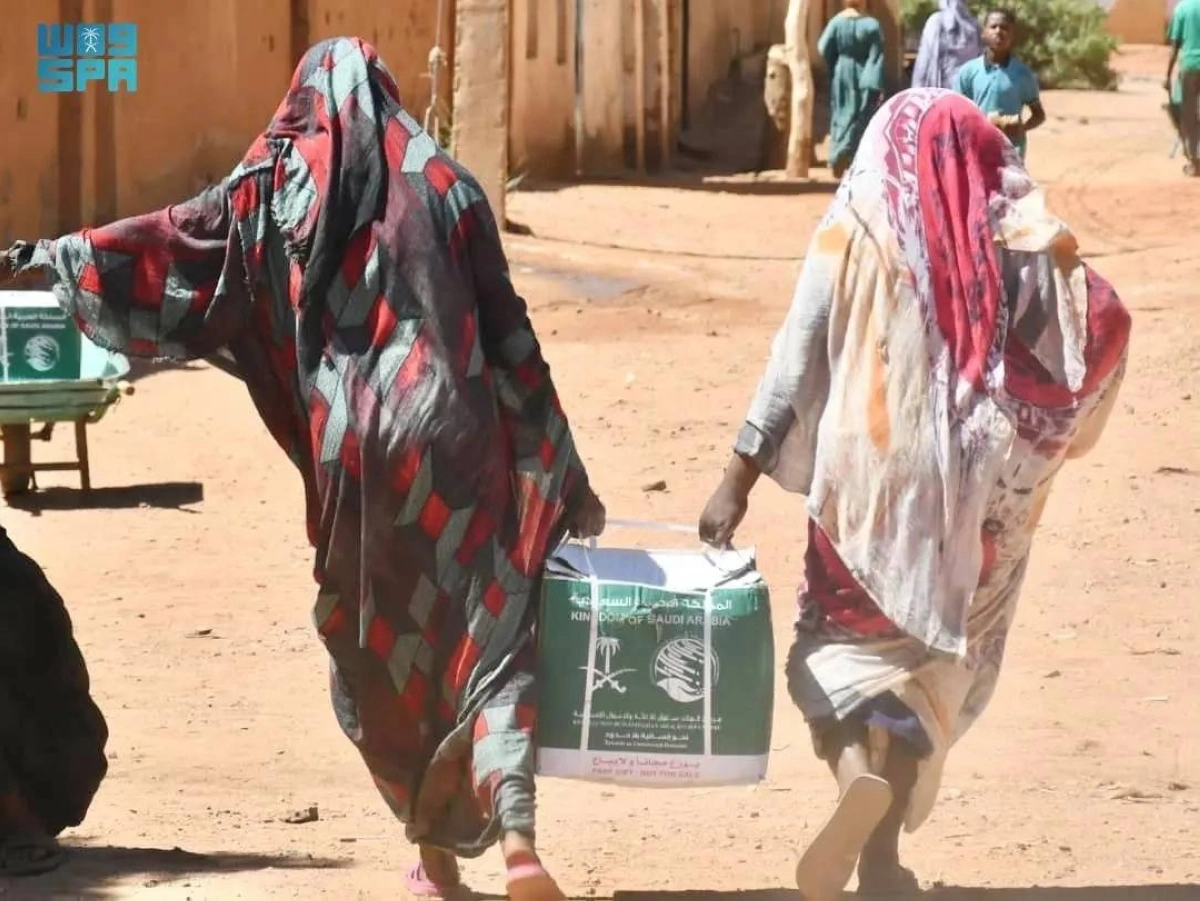 سودانيتان تحملان السلال السعودية