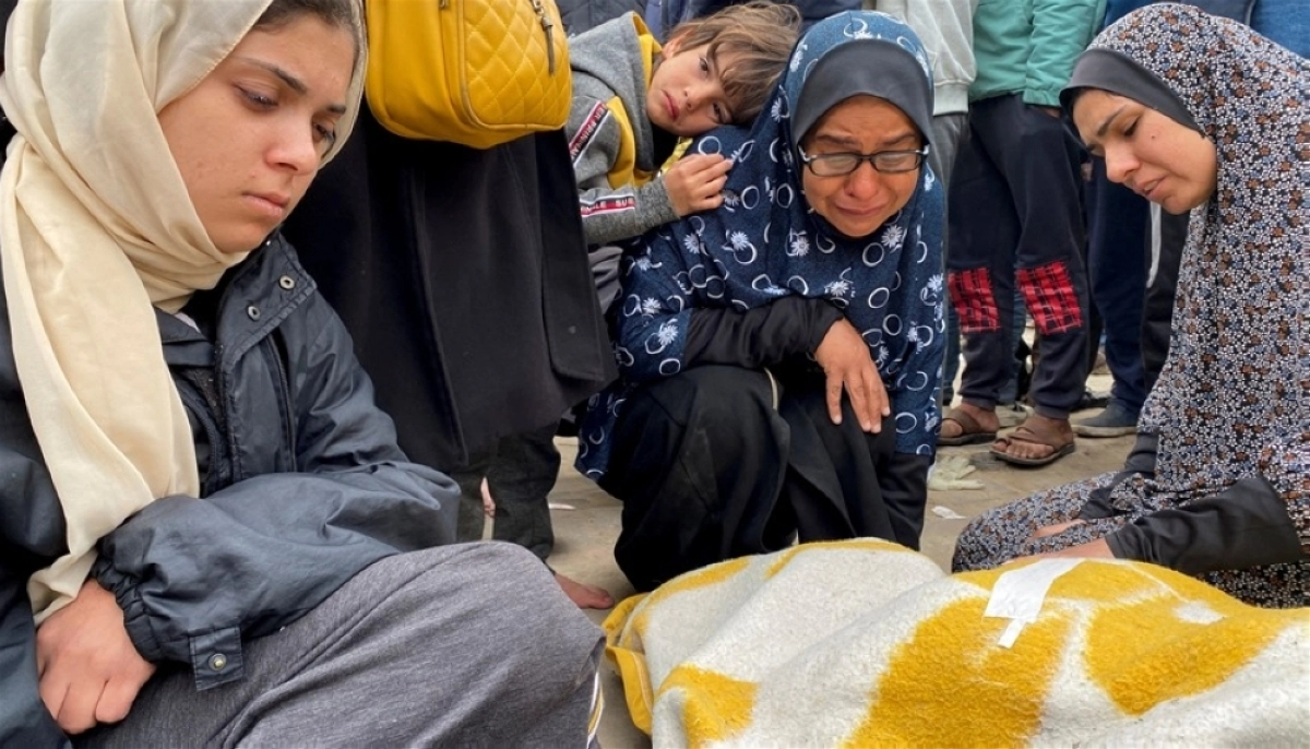 أسرة فلسطينية تودع أحد أفرادها