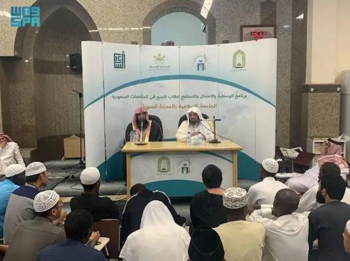 


عواد العنزي خلال المحاضرة                         (مكة) 