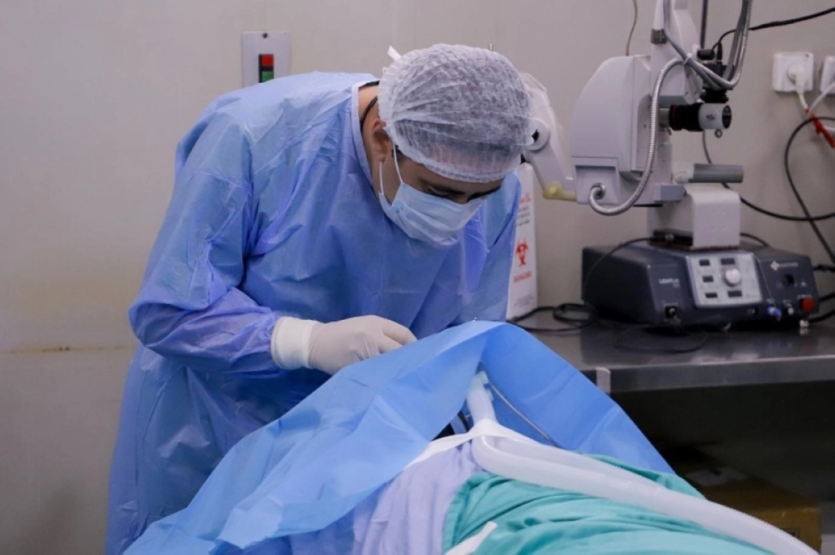 أحد أطباء غزة يجري جراحة بلا تخدير (مكة)