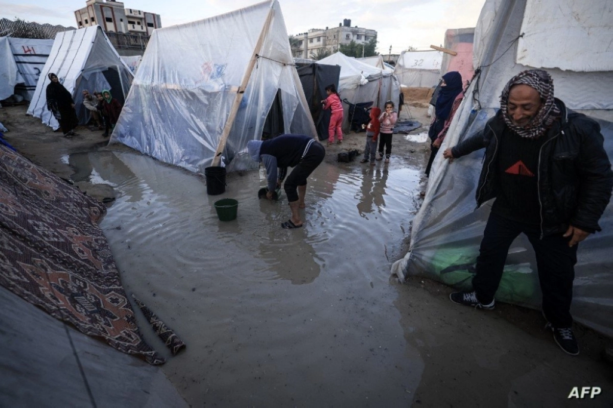 الأمطار والأجواء الباردة تحاصر الخيام