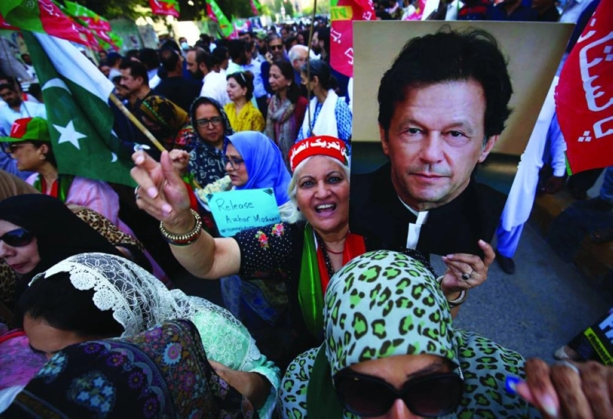 أنصار عمران خان يرفعون صوره خلال الانتخابات (مكة)