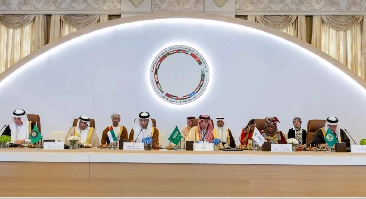 


ماجد القصبي خلال ترؤسه الاجتماع                                            (مكة) 