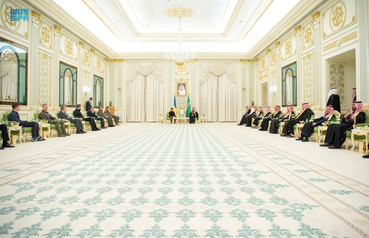 


الأمير محمد بن سلمان خلال استقباله فولوديمير زيلينسكي في الرياض أمس                                                                                                                 (واس) 