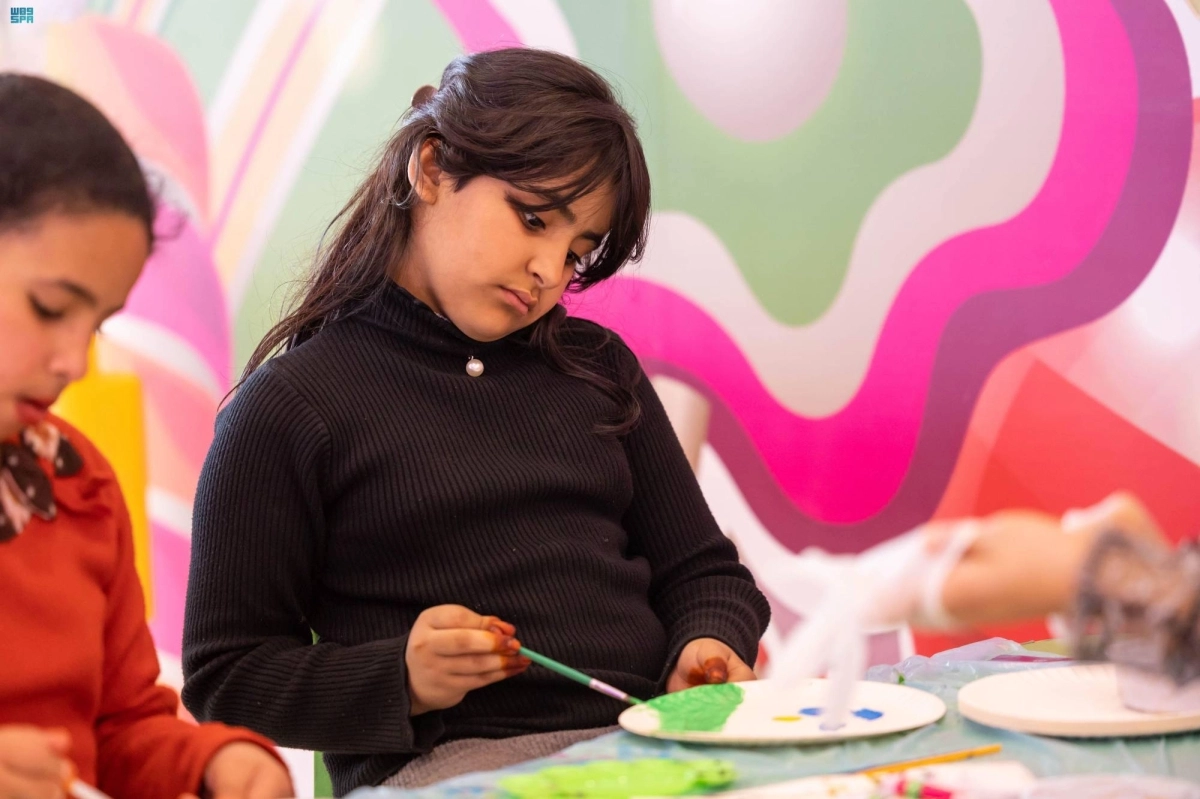 طفلة تشارك بعمل فني