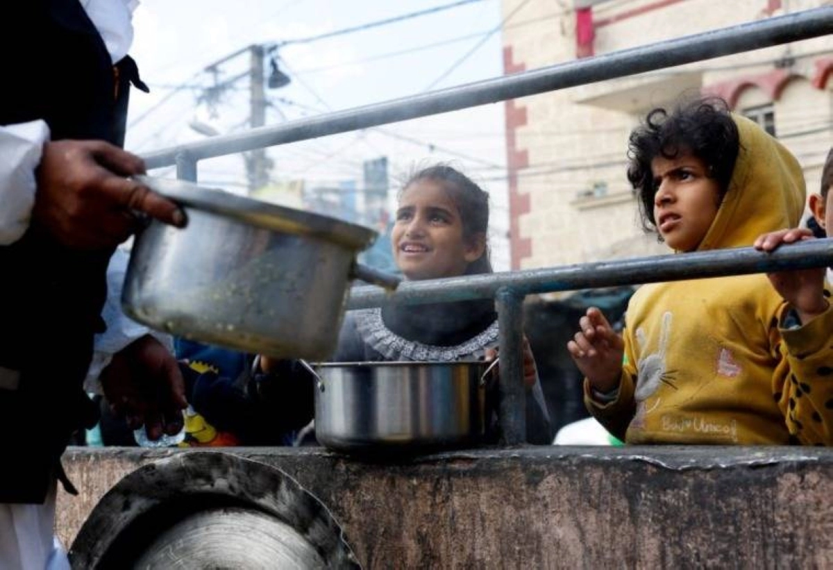 اطفال ينتظرون الطعام