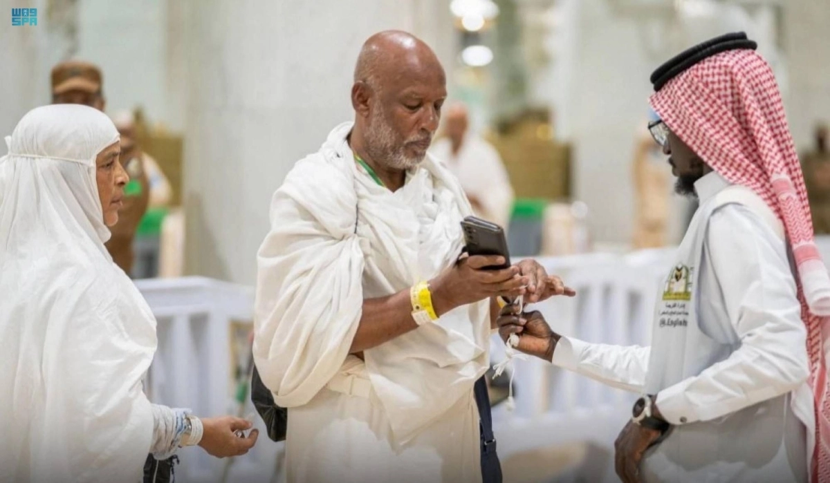 


تغطية بئر زمزم والبدروم بالشبكة                                                        (مكة) 