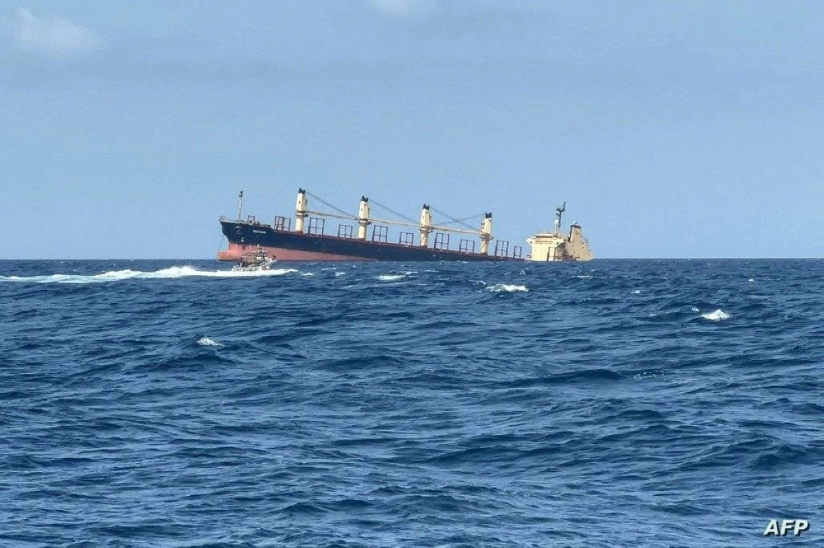 


إحدى السفن المستهدفة من قبل الحوثيين                                                               (مكة) 