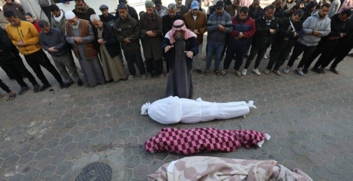 


فلسطينيون يصلون على شهداء جدد 