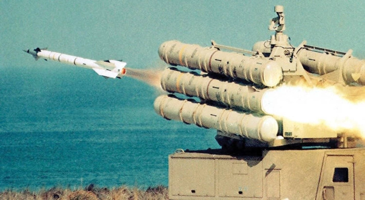 


اعتراص صاروخ حوثي                                   (مكة) 