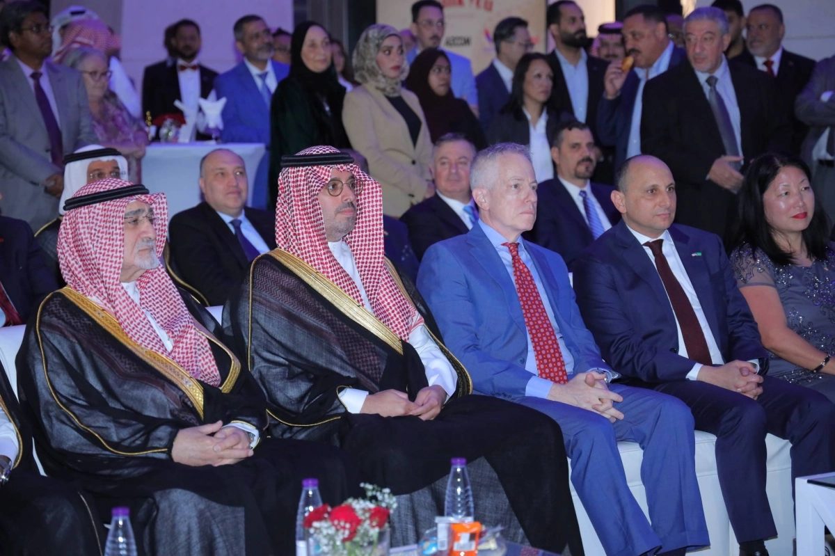 محافظ جدة يشارك في الاحتفالية (مكة)