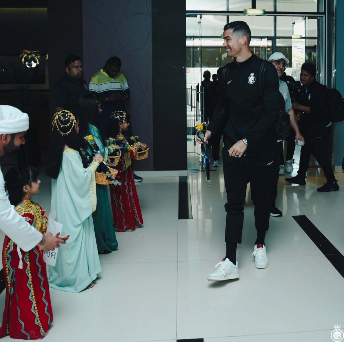 رونالدو لحظة وصول بعثة النصر إلى أبوظبي