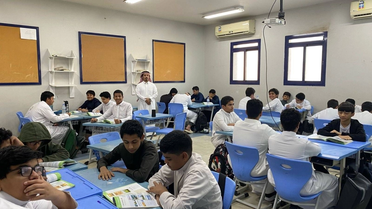 


طلاب وطالبات خلال الطابور الصباحي                                                                          (مكة) 