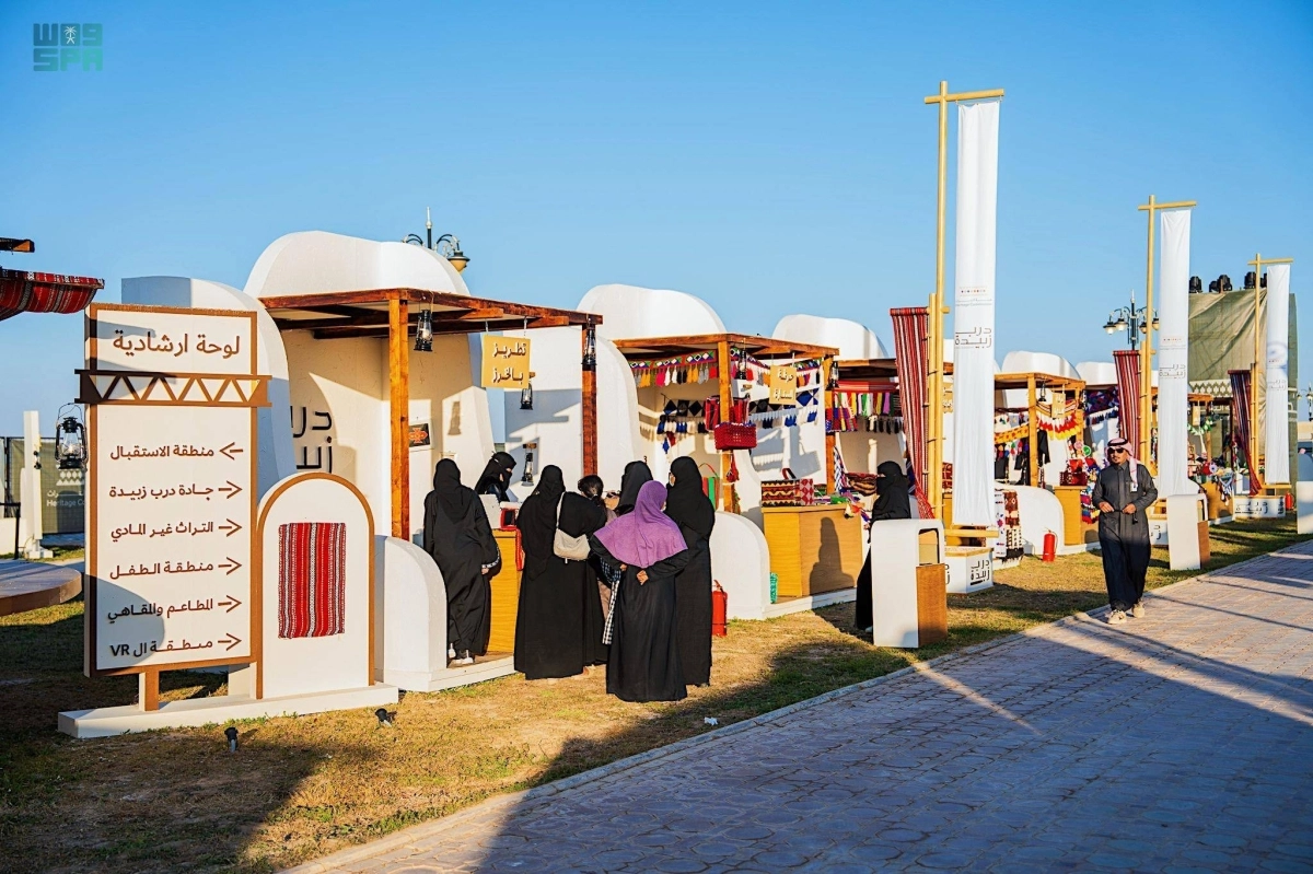 


زوار يتجولون على الأركان الحرفية                                                           (مكة) 