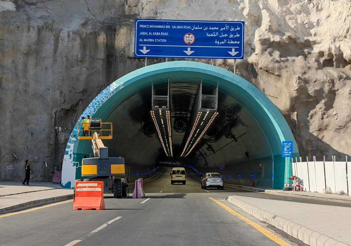 
بالتزامن مع اقتراب حلول رمضان المبارك تولي الجهات المعنية طرق وأنفاق العاصمة المقدسة اهتماما كبيرا من خلال تعهدها بالصيانة الدورية، ولما يشهده الطريق الدائري الأول من ازدحام مروري توضع الأنفاق تحت الصيانة المكثفة على مدار العام. (أنس الحارثي)