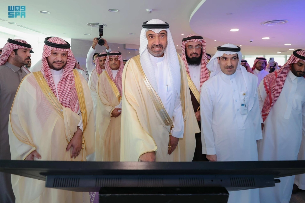 


أحمد الراجحي خلال التدشين       (مكة) 