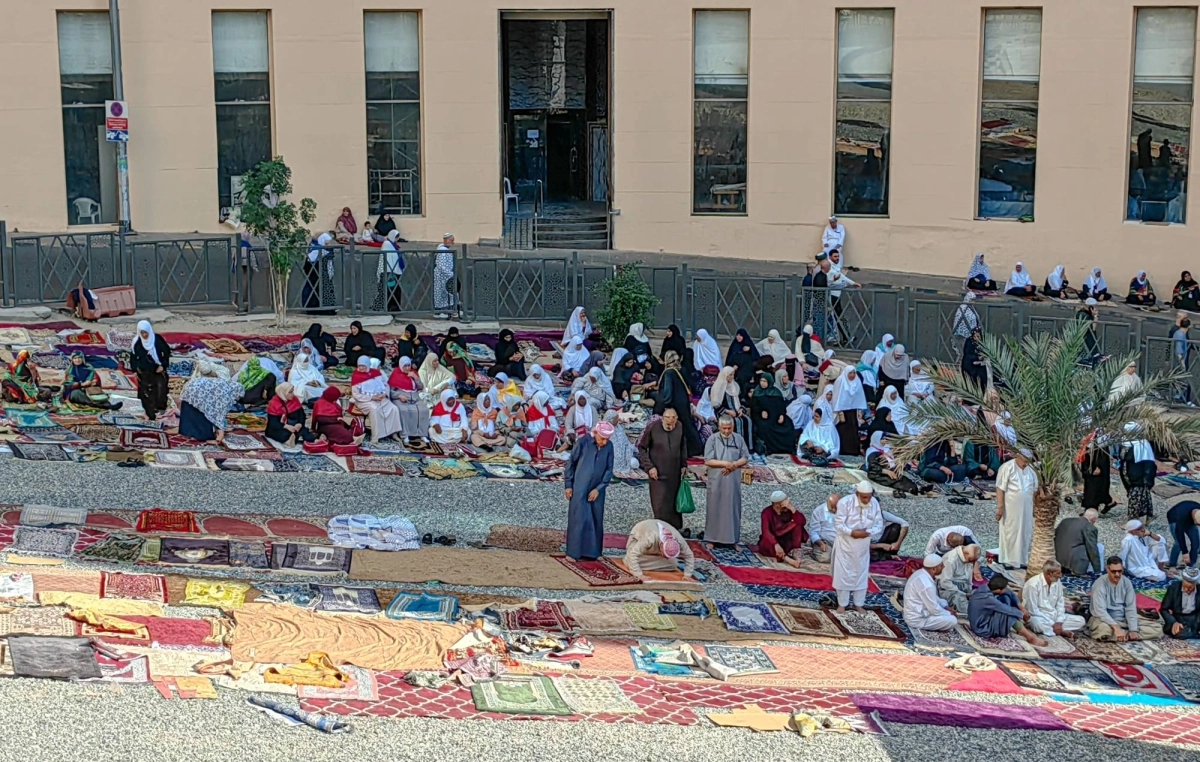 شكلت سجادات وضعها بعض زوار بيت الله الحرام بإحدى الحدائق أمام مقر إقامتهم بالمنطقة المركزية، لأداء الصلاة مع سماع صوت الأذان بالمسجد الحرام، لوحة فنية بألوان متناغمة تلفت انتباه المارة. (أنس الحارثي)