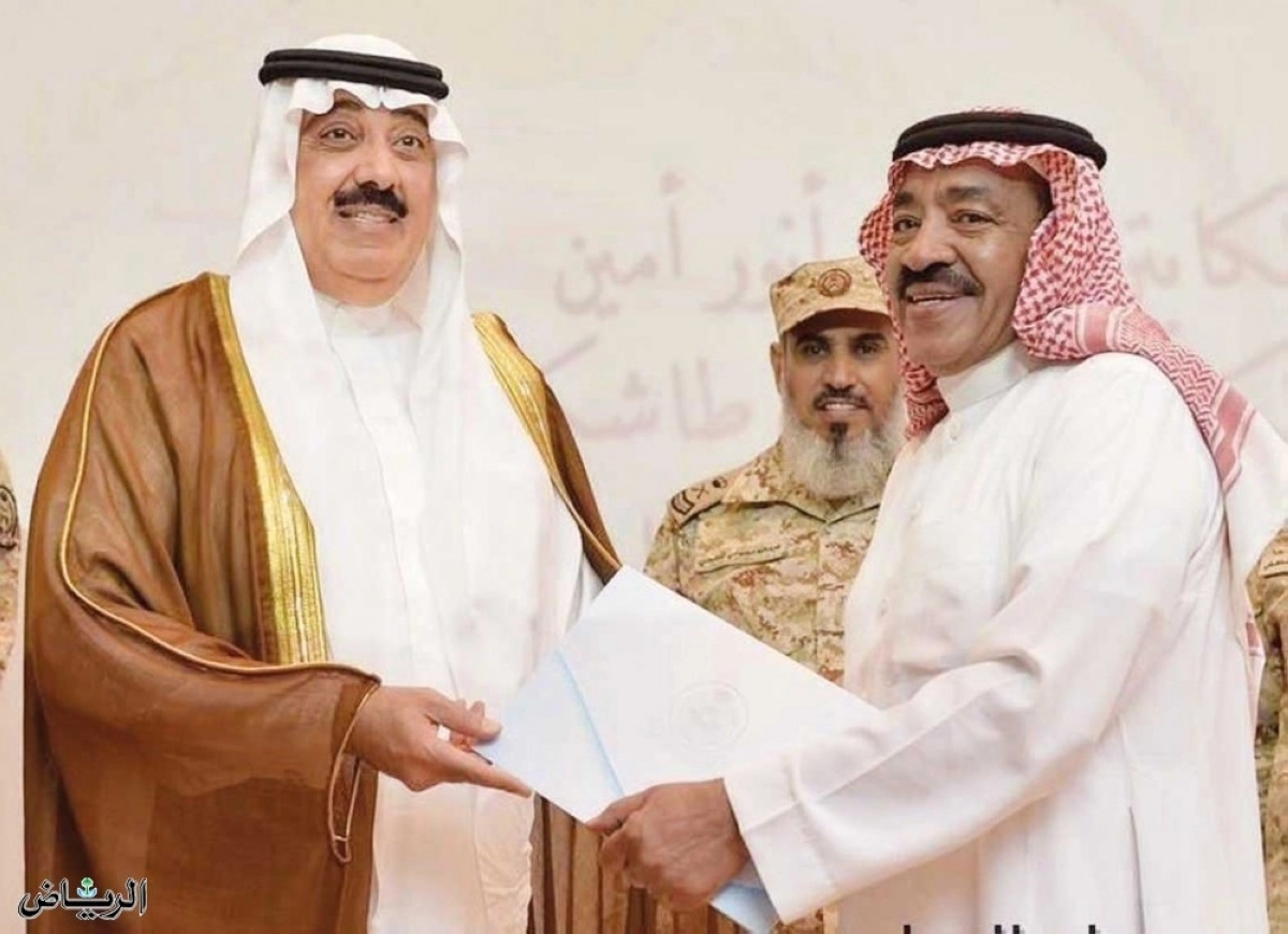 الأمير متعب بن عبد الله بن عبد العزيز يكرم الراحل الصاروخ في إحدى المناسبات الرياضية