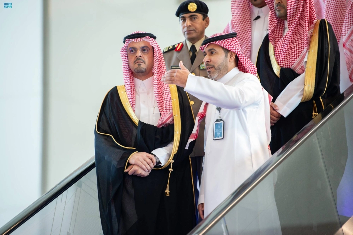 


سعود بن مشعل متفقدا محطة القطار                          (مكة) 