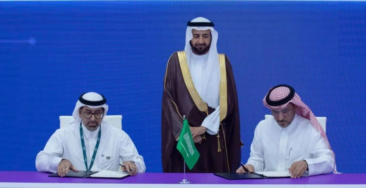 


الربيعة أثناء توقيع إحدى الاتفاقيتين 