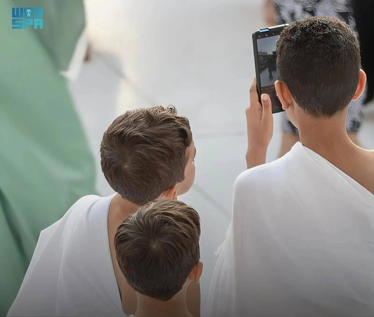 


أطفال يطلعون على باركود الأسورة              (مكة) 