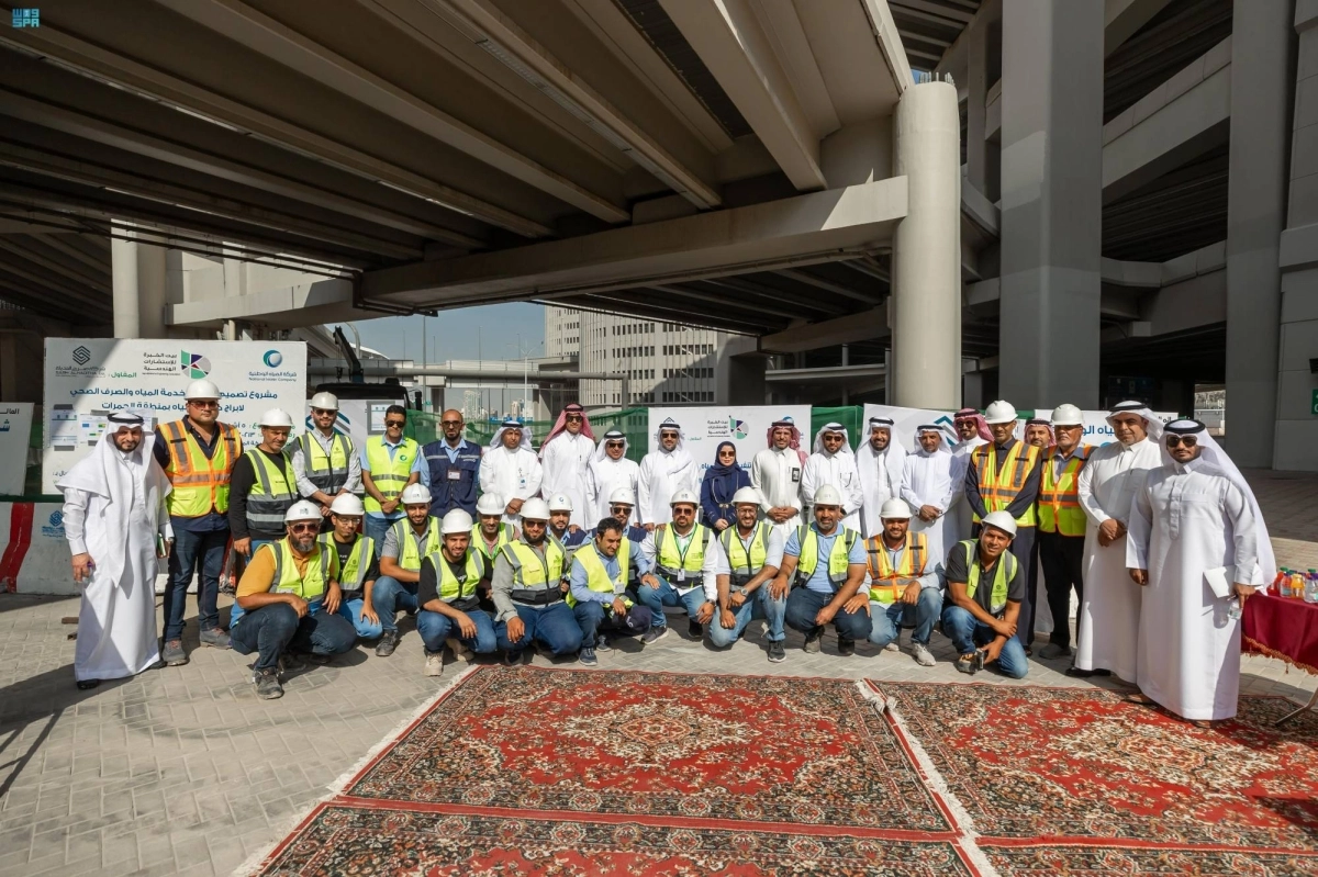 


لقطة جماعية للعاملين بمشاريع المياه                                   (مكة) 