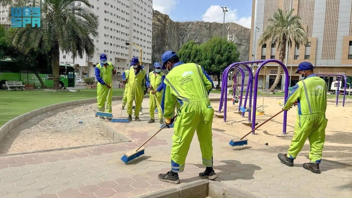 


تكثيف أعمال النظافة استعدادا لرمضان                      (مكة) 