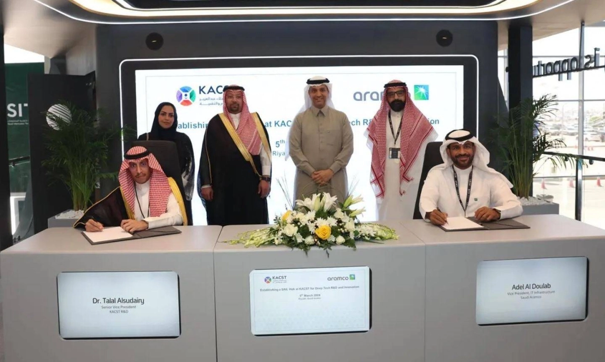 


خلال توقيع إحدى الاتفاقيات على هامش ليب 