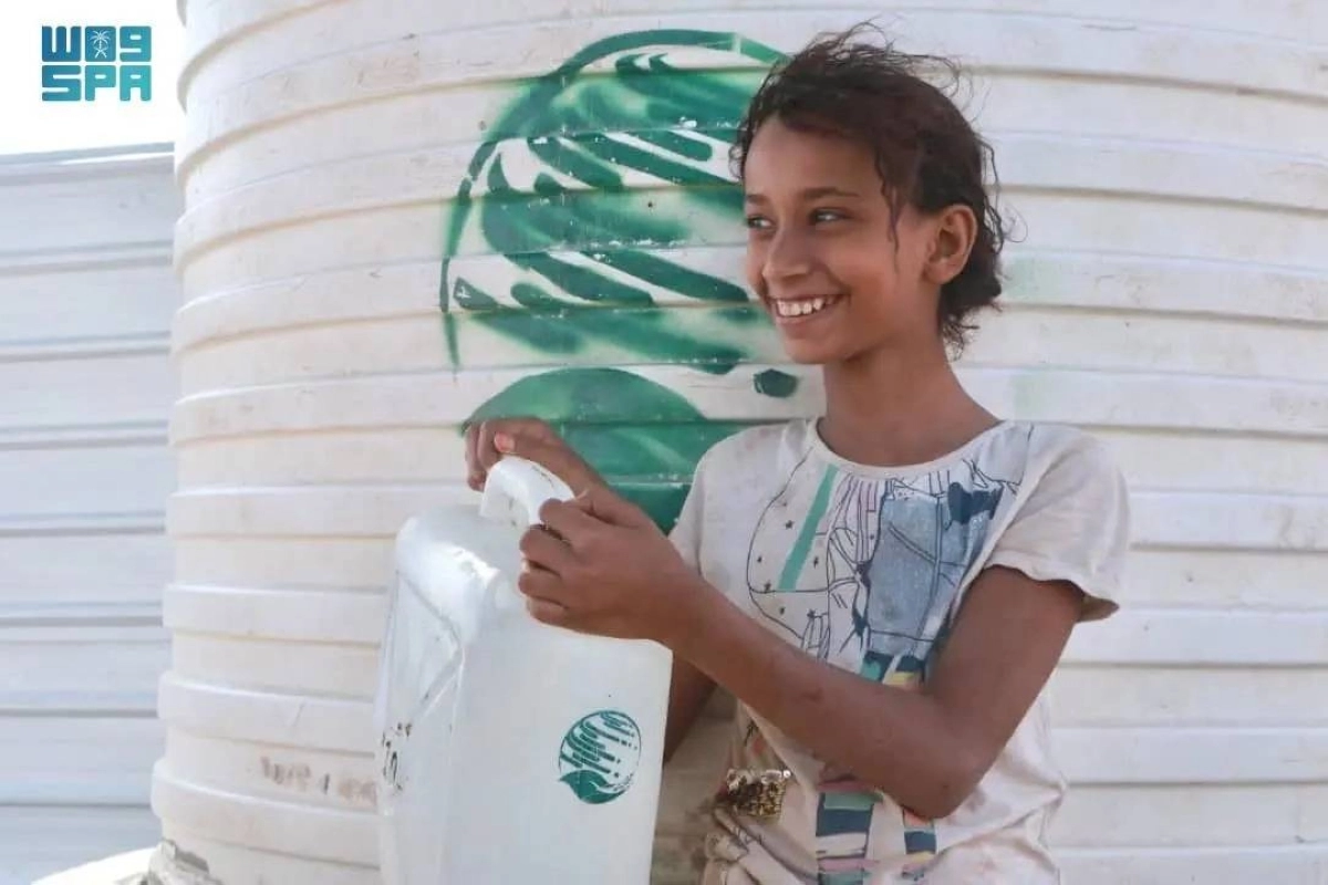 طفلة يمنية تبتسم بعد حصولها على المياه (واس)