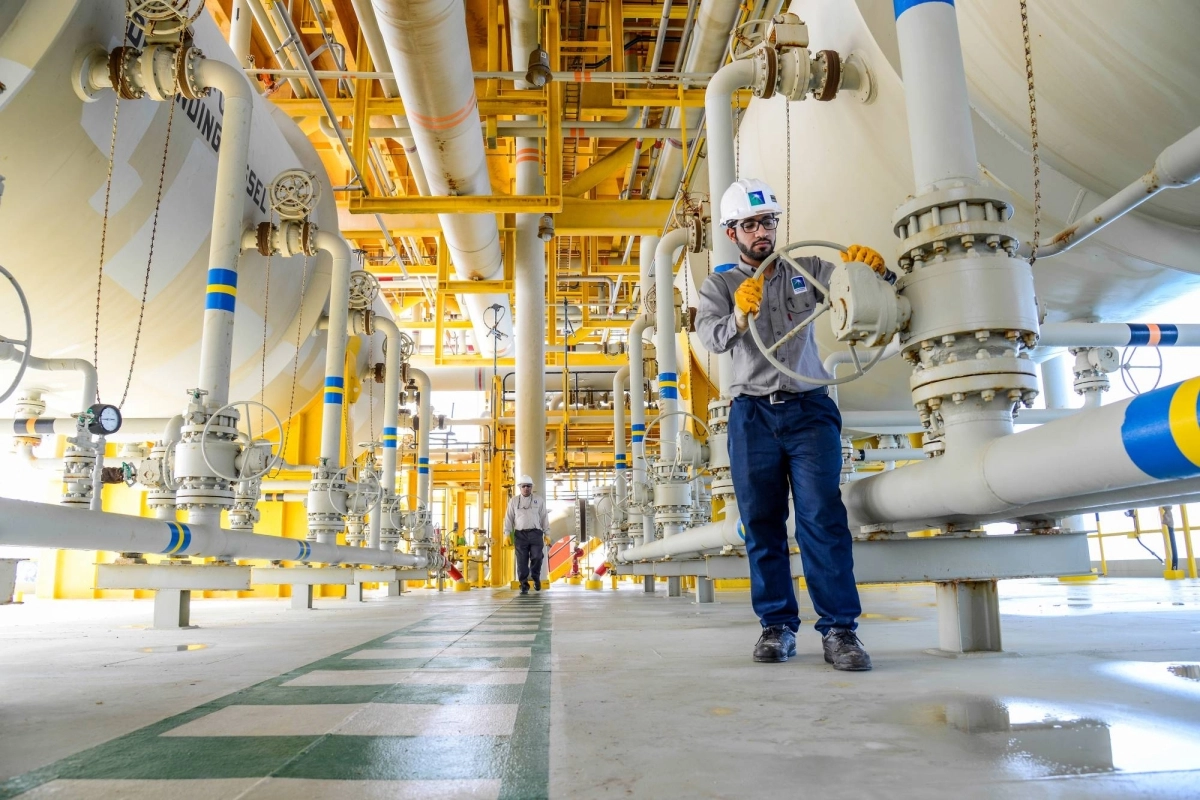 


أحد مهندسي أرامكو 